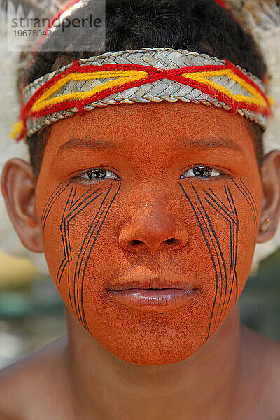 Porträt eines Pataxo-Indianers im Reserva Indigena da Jaqueira in der Nähe von Porto Seguro  Bahia  Brasilien.