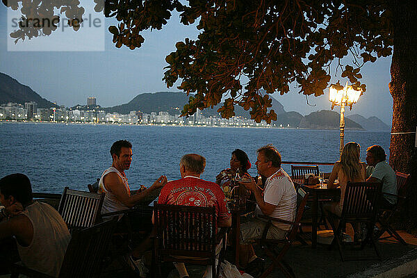 Menschen sitzen im Café Colombo an der Festung Copacabana  Rio de Janeiro  Brasilien.