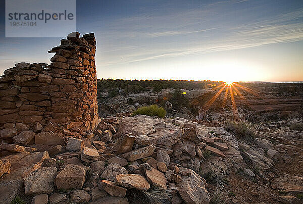 Eine der indischen Ruinen des Mule Canyon Tower bei Sonnenaufgang im Gebiet Cedar Mesa in Utah.