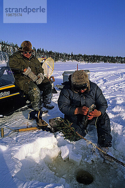 Jäger und Fischer der Cree-Indianer fangen eine Seeforelle aus  Ungava  Quebec.