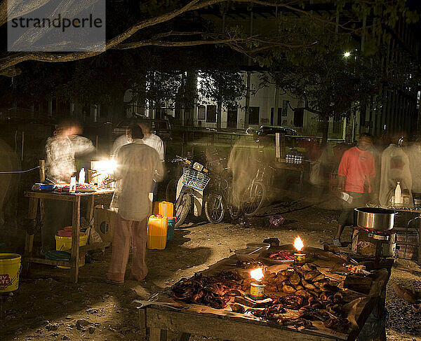 Essens- und Getränkestände im Freien auf Sansibar.