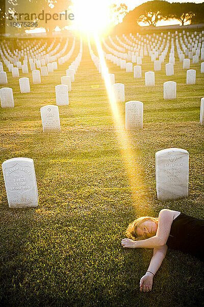Eine Frau liegt auf dem Boden auf einem Friedhof in Point Loma  San Diego County  Kalifornien.