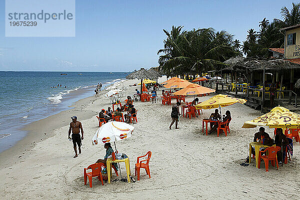 Menschen am Mar Grande Beach  Insel Itaparica in der Nähe von Salvador  Bahia  Brasilien.