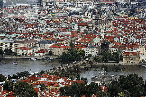 Blick über die Karlsbrücke und Stare Mesto vom Petrín-Hügel  Prag  Tschechische Republik.