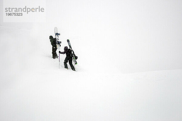 Pärchen beim Backcountry-Skifahren.