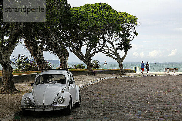 Straßenszene in der Stadt Itaparica  Insel Itaparica in der Nähe von Salvador  Bahia  Brasilien.