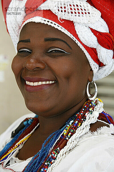 Porträt einer bahianischen Frau in traditioneller Kleidung im Stadtteil Pelourinho  Salvador  Bahia  Brasilien.