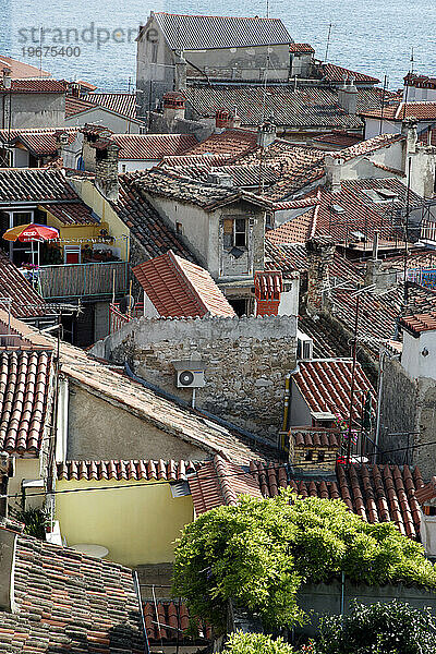 Die mittelalterlichen Dächer der Altstadt von Piran  Slowenien.