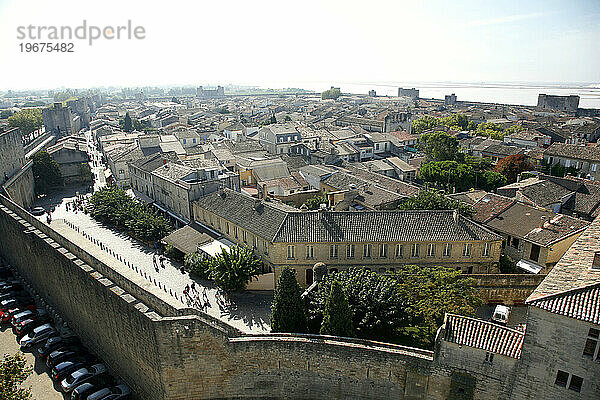 Blick über die Stadtmauer und die Stadt Aigues Mortes vom Tour de Constance  Provence  Frankreich.