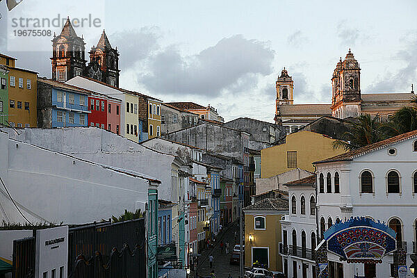 Gepflasterte Straßen und Kolonialarchitektur Largo de Pelourinho  Salvador  Bahia  Brasilien.