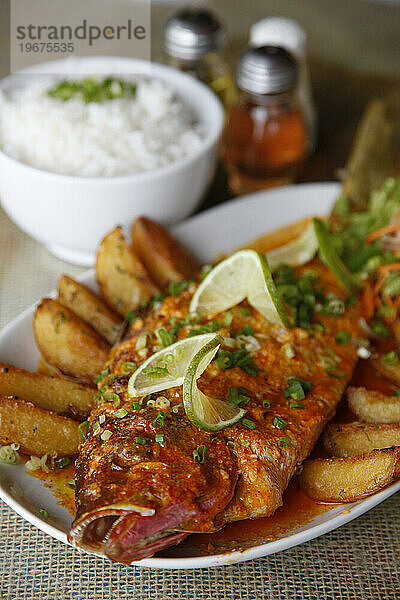 Fischen Sie in der Jamaica Beach Bar und im Restaurant am Mundai Beach  Porto Seguro  Bahia  Brasilien