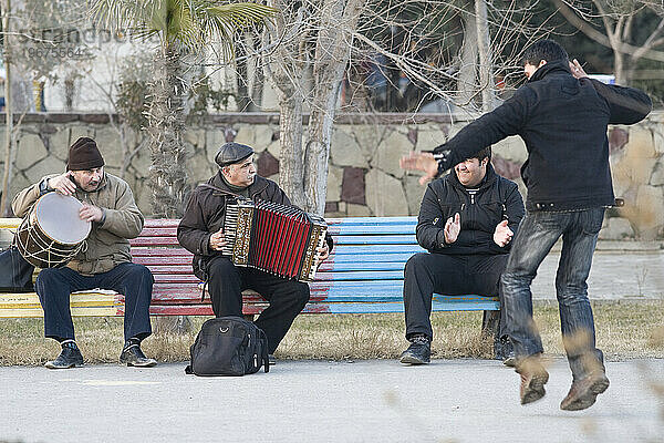 Straßenmusiker und Tänzer in Baku  Aserbaidschan
