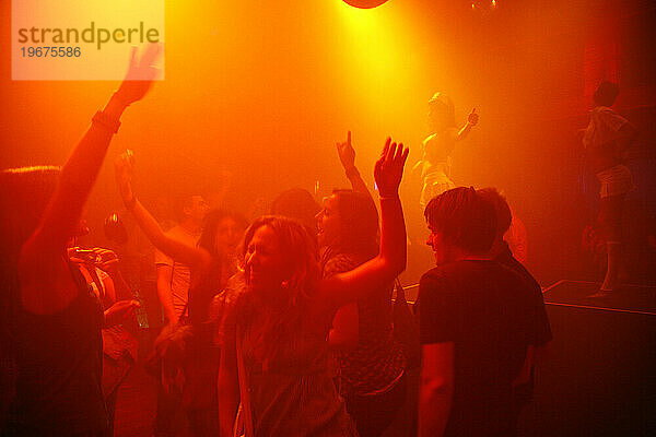 Menschen tanzen im Nachtclub Duplex  Nove Mesto  Prag  Tschechische Republik.