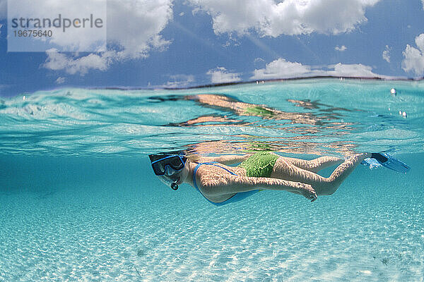 Eine Frau schnorchelt auf den Bahamas.