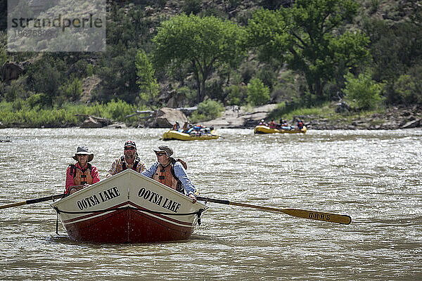 Drei Personen im Ruderboot auf dem Green River  Utah  USA