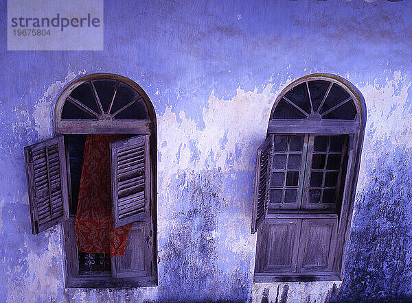 Blaue Wand und Fenster an einem Haus in Stone Town.