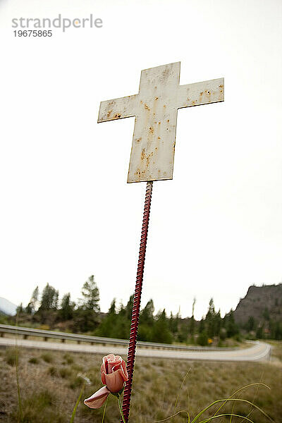 Ein weißes Kreuz bedeutet einen Todesfall auf einer gefährlichen Autobahn.