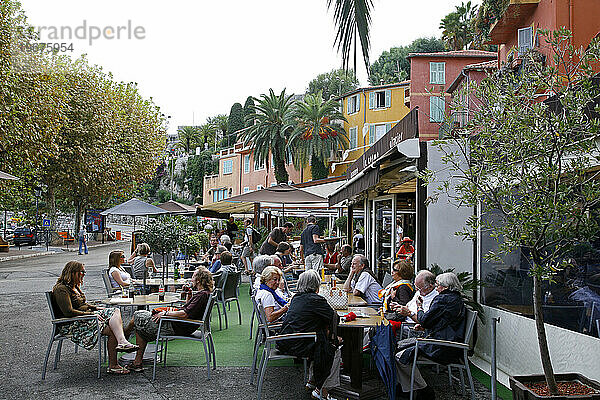 Menschen sitzen in einem Restaurant  Villefranche sur Mer  Côte d'Azur  Alpes Maritimes  Provence  Frankreich.