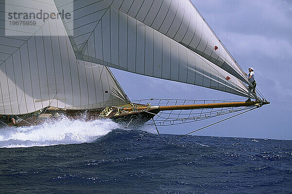 Ein Schoner segelt in Antigua.