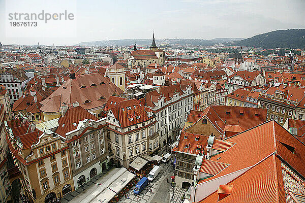 Blick über das Alte Rathaus und die Dächer der Stadt  Stare Mesto  Prag  Tschechische Republik.