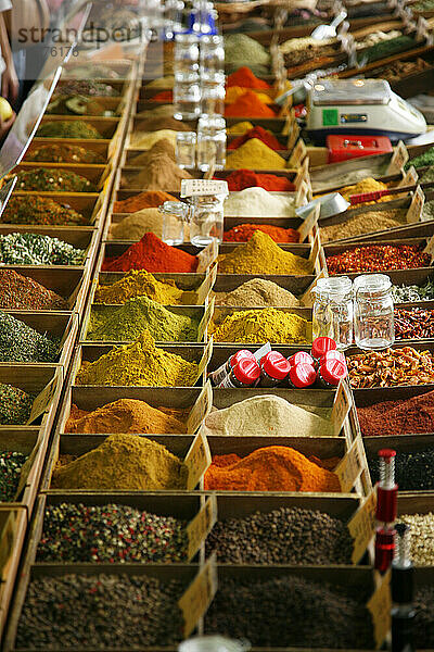 Gewürzstand auf dem Cours Massena-Markt in der Altstadt  Antibes  Alpes Maritimes  Provence  Frankreich.