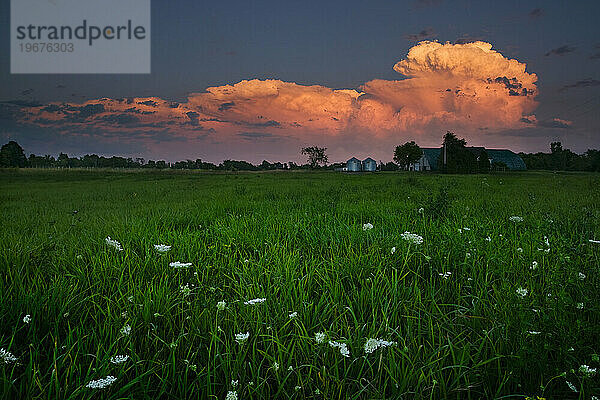 Sonnenuntergang auf einer Farm in der Nähe von Hawkesbury  Quebec  Kanada. (HDR)