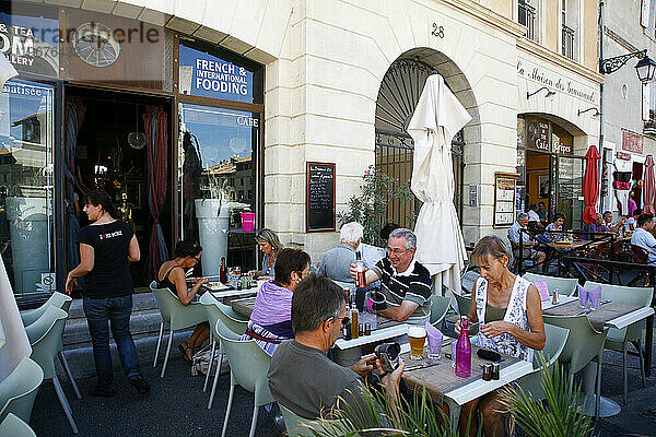 Menschen sitzen in einem Restaurant in Arles  Provence  Frankreich.