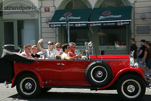 Besichtigungstour in einem alten Skoda-Auto  Prag  Tschechische Republik.