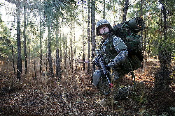 Ein Soldat patrouilliert während einer Feldübung durch den Wald.