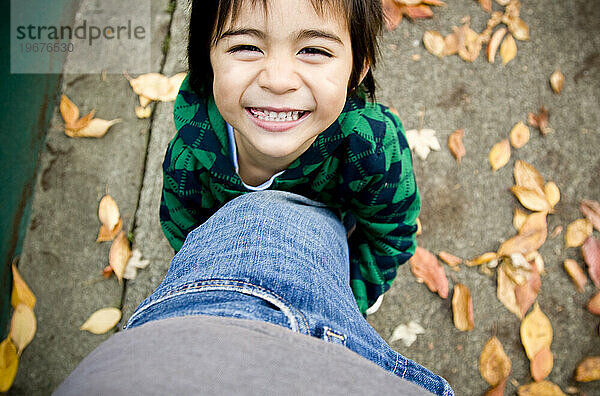 Ein kleiner Junge mit einem breiten Gummilächeln.