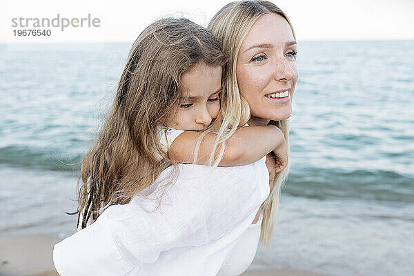 Die Liebe der Mutter zur Tochter. Mutter und Tochter spielen am Meer