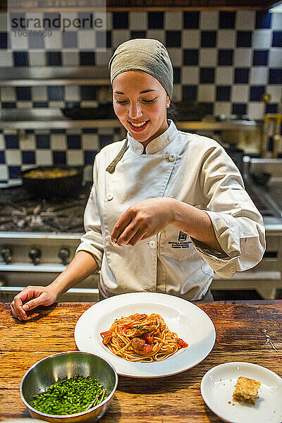 Laura Silva bereitet Essen im Donostia zu  einem Restaurant in Bogota  Kolumbien.