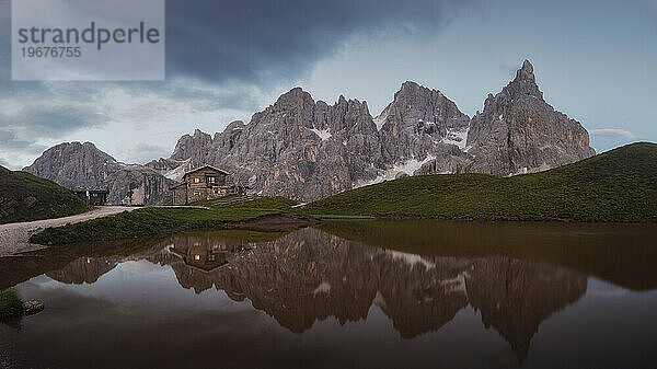 Baita Segantini spiegelt sich in einem kleinen See. Italien  Dolomiten  Trentino