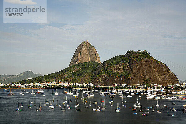 Blick auf den Pao Acucar oder Zuckerhut und die Bucht von Botafogo  Rio de Janeiro  Brasilien.