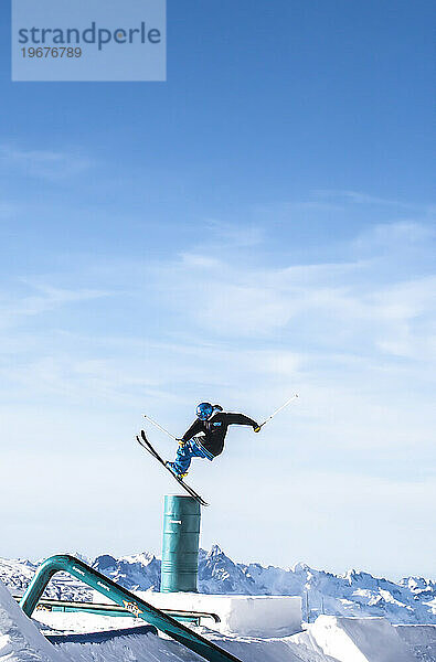 Skifahrer macht Freestyle