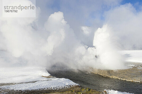 Im Winter bricht im Yellowstone-Nationalpark in Wyoming ein kleiner Geysir aus.