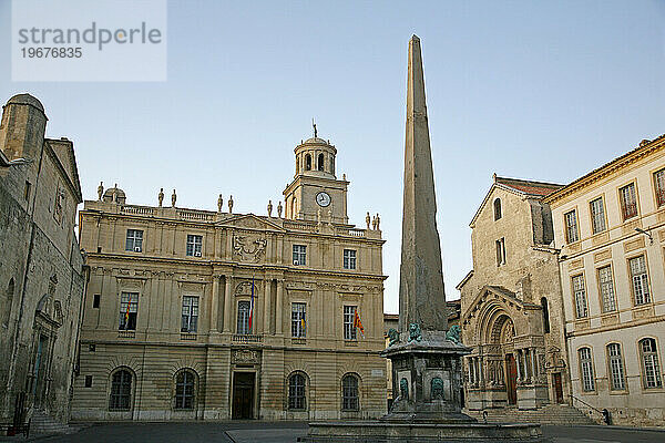 Place de Republic  Hotel de Ville  Arles  Provence  Frankreich.