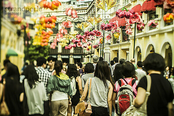Dichtes Gedränge in einem beliebten Touristengebiet von Macau.