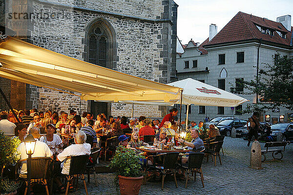 Menschen sitzen in einem Restaurant am Altstädter Ring  Stare Mesto  Prag  Tschechische Republik.