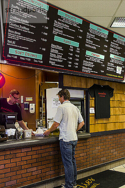 Ein Mann steht in der Schlange vor einem Fast-Food-Restaurant in Issaquah  WA  und wartet auf ein BBQ-Sandwich.