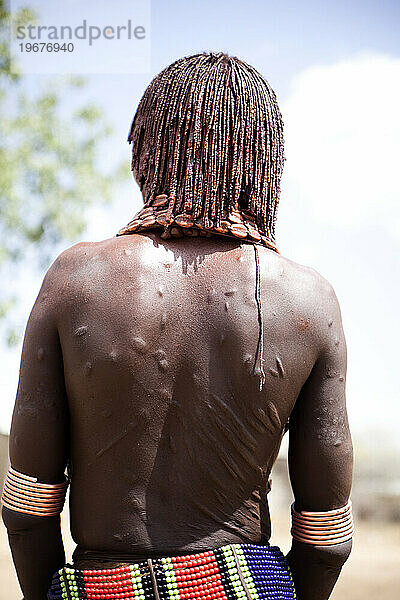 Ein Porträt einer jungen Frau im Dorf Hamer im abgelegenen Omo-Tal in Äthiopien.