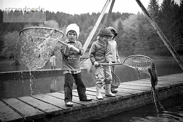 Drei Kinder auf einem Hafensalamander auf der Jagd