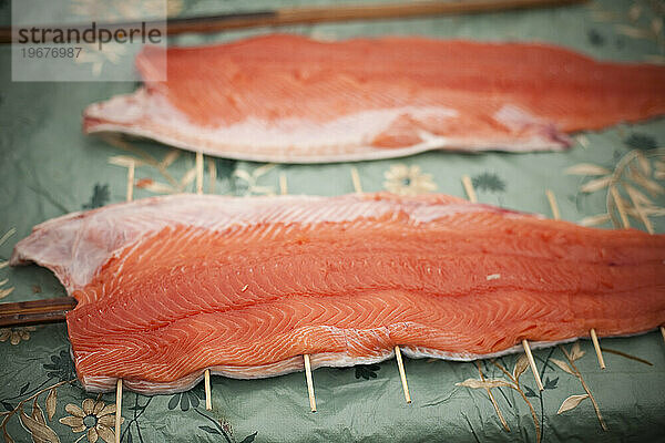 Lachs wird für das jährliche erste Lachsfest gereinigt und gekocht. Celilo  Oregon