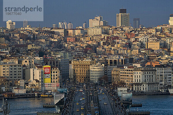 Blick über die Galata-Brücke in Richtung des neuen Istanbul  Türkei.