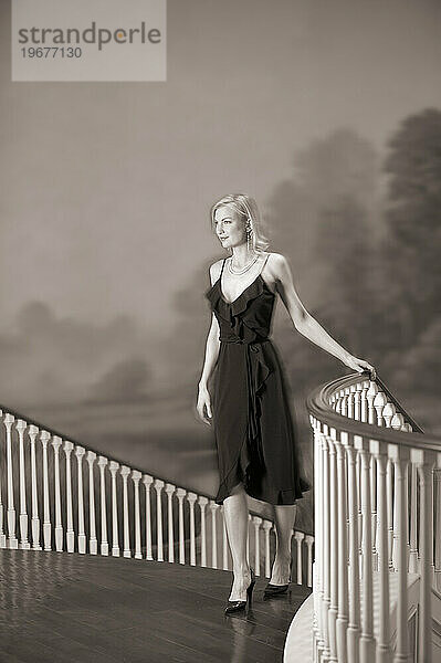 Eine verkleidete Frau geht die Treppe im Sanctuary Spa in South Carolina hinauf.