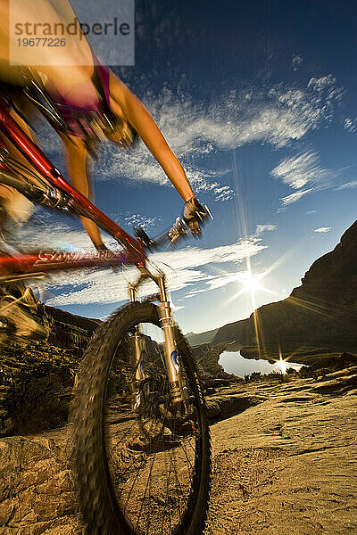 Ein Mountainbiker fährt in der Nähe von Moab  Utah.