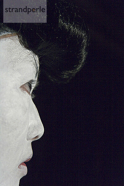 Porträt einer Geisha bei Nacht  nur Kopf  Seitenansicht  Nahaufnahme.