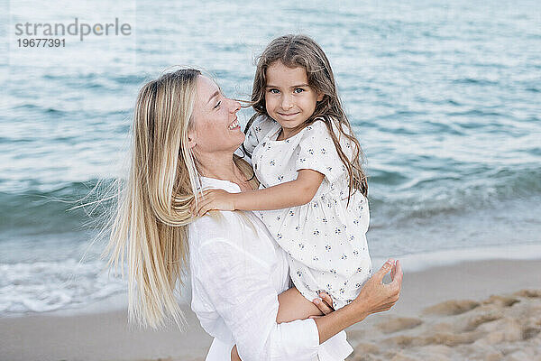 Die Liebe der Mutter zur Tochter. Mutter und Tochter spielen am Meer