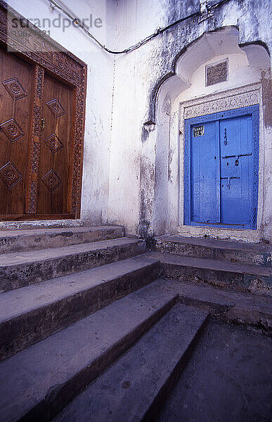 Der Eingang zur Mnara- oder Malindi-Moschee in Stone Town. Sansibar. Tansania.