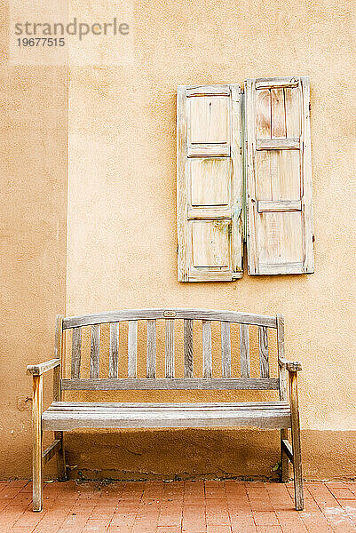 Eine Bank und ein Fenster in Santa Fe  New Mexico.